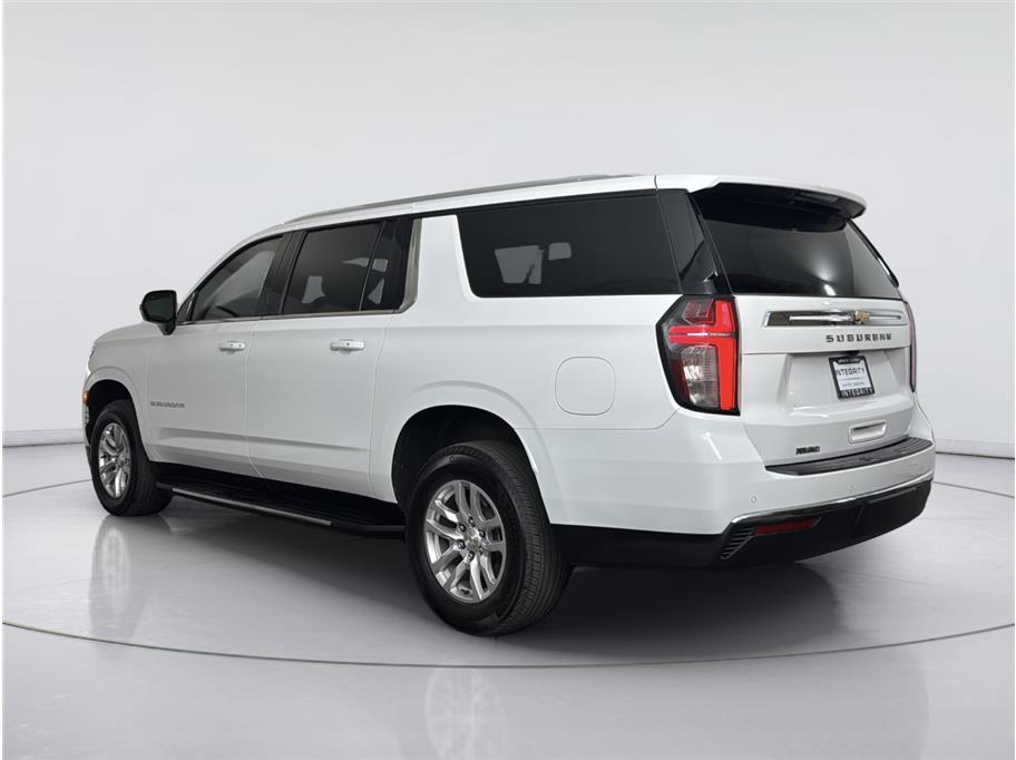 Chevrolet Suburban photo 3