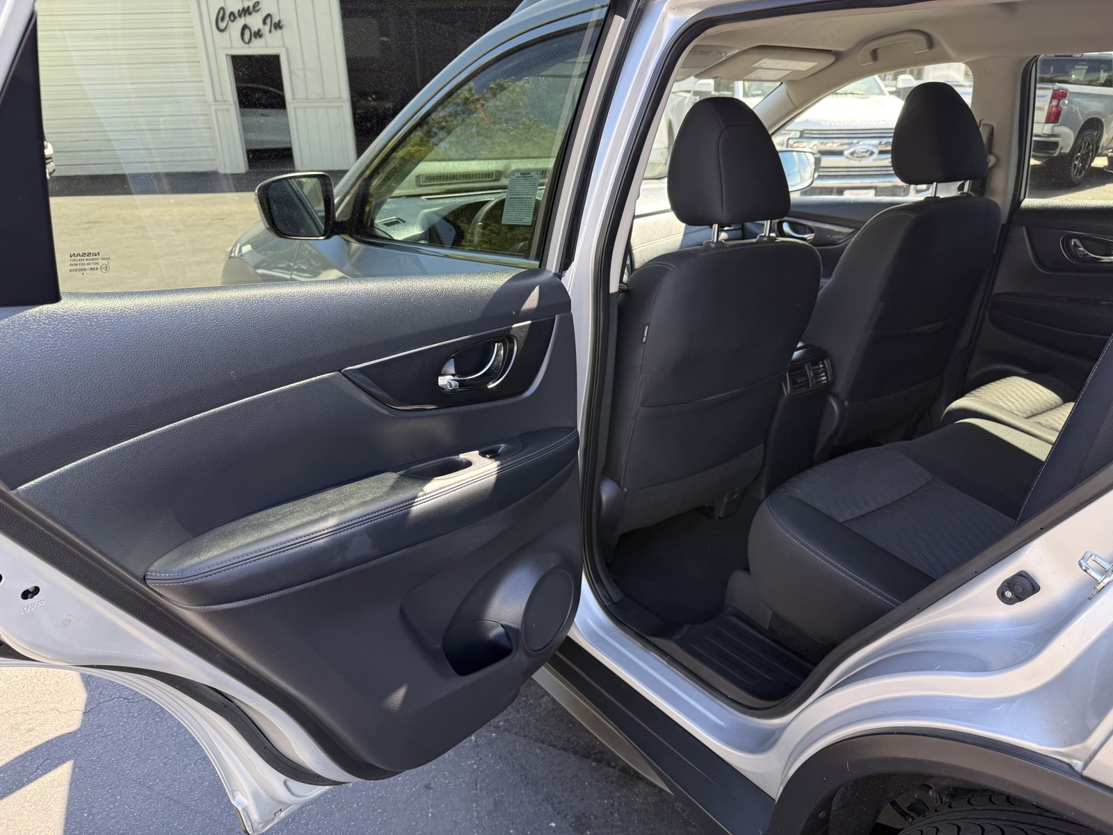 2019 Nissan Rogue SV - Photo 16