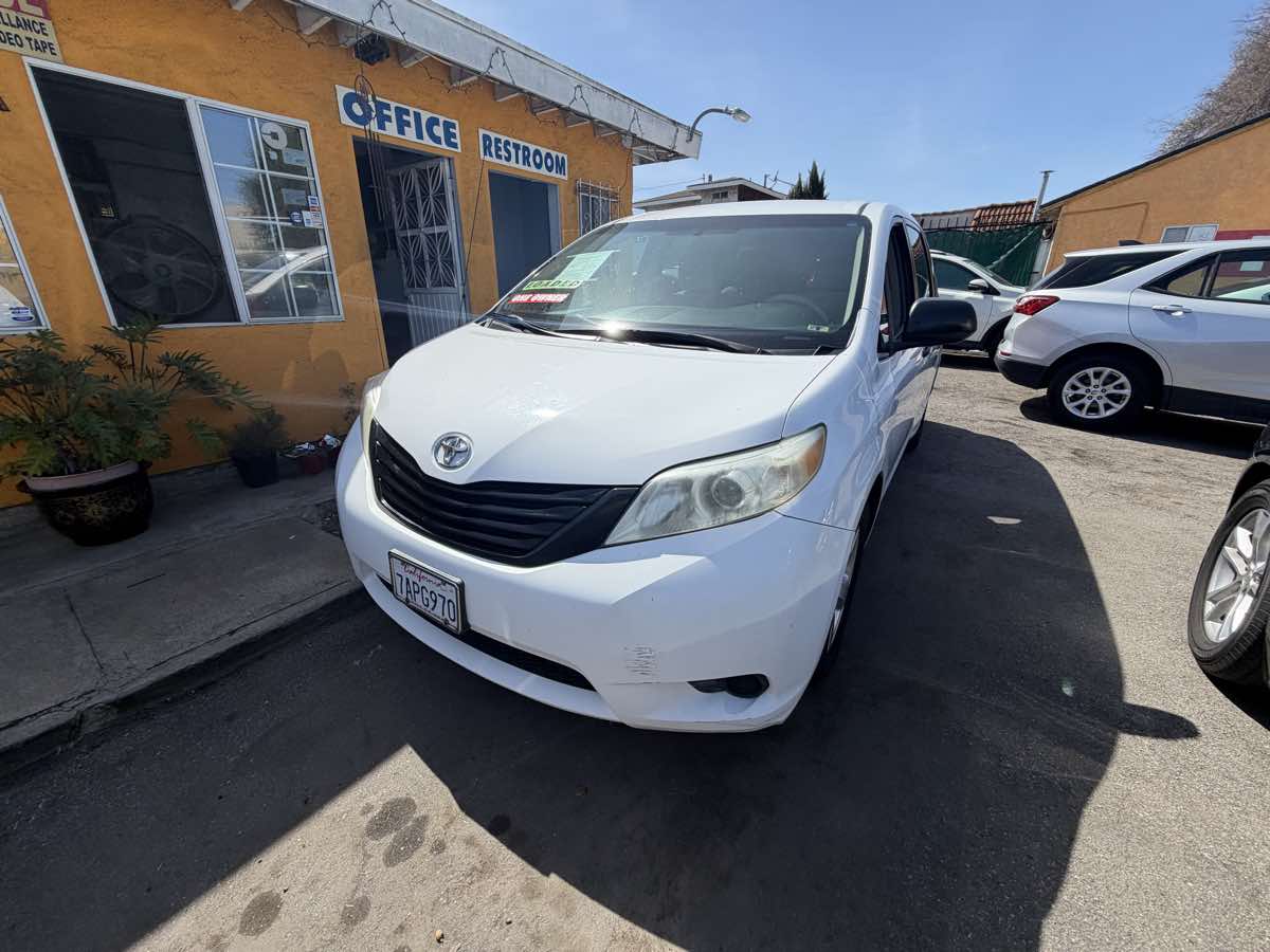 2013 Toyota Sienna L - Photo 2