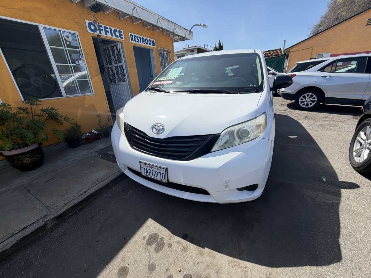 2013 Toyota Sienna L - Photo 3