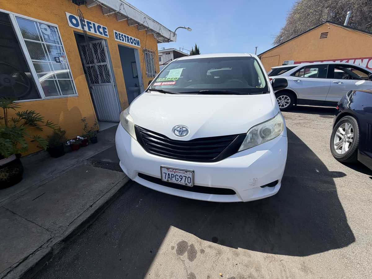 2013 Toyota Sienna L - Photo 4