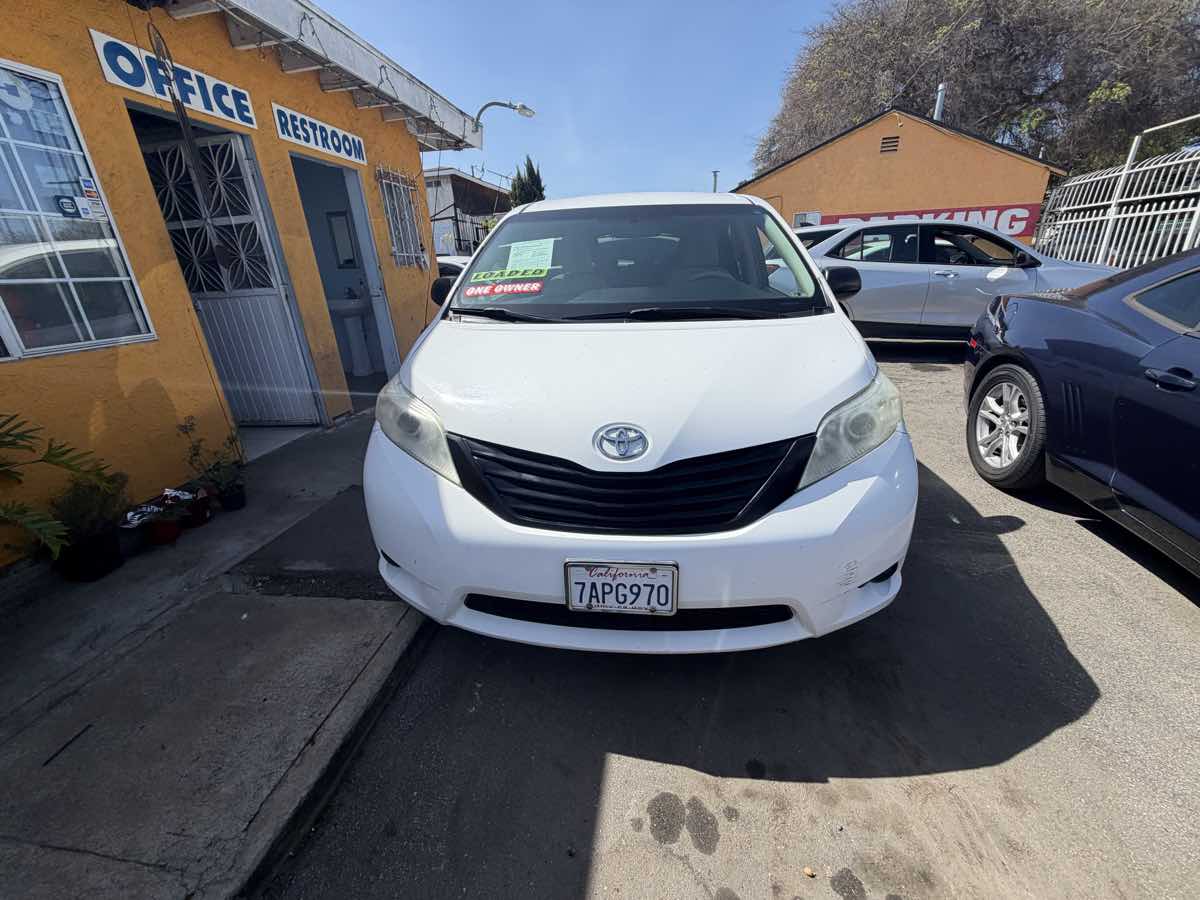 2013 Toyota Sienna L - Photo 5