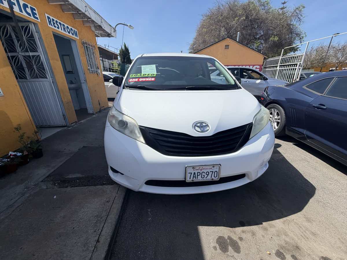2013 Toyota Sienna L - Photo 6