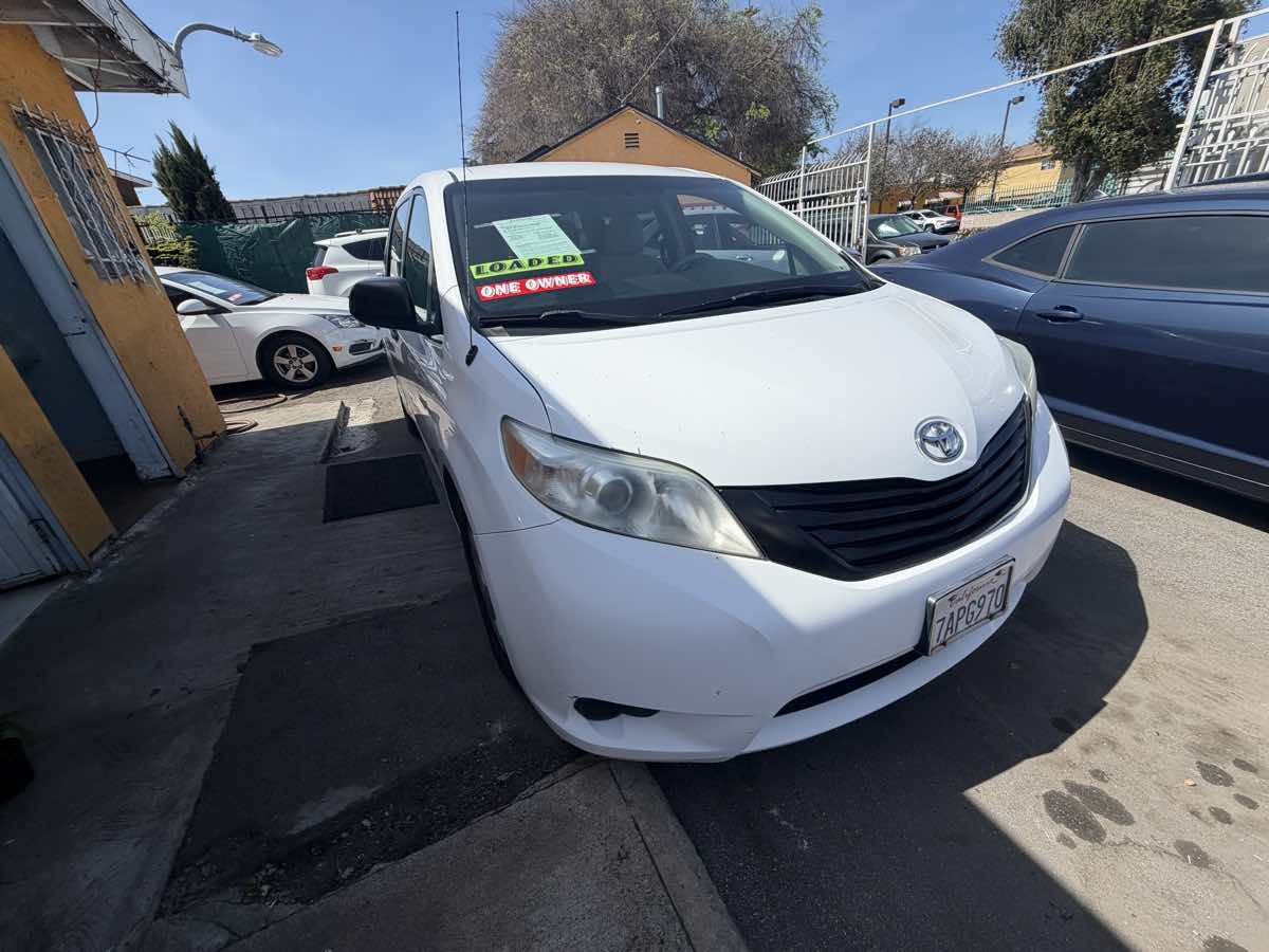 2013 Toyota Sienna L - Photo 8