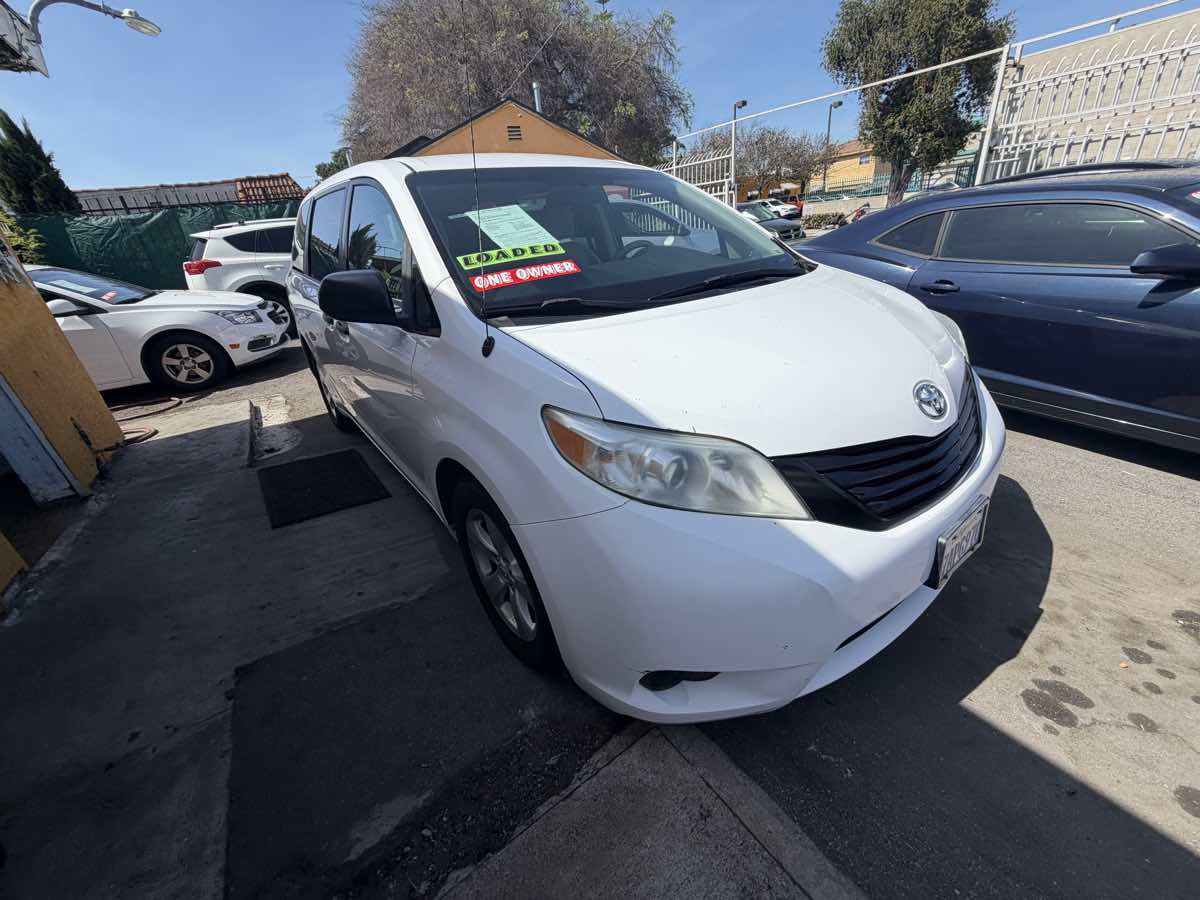 2013 Toyota Sienna L - Photo 9