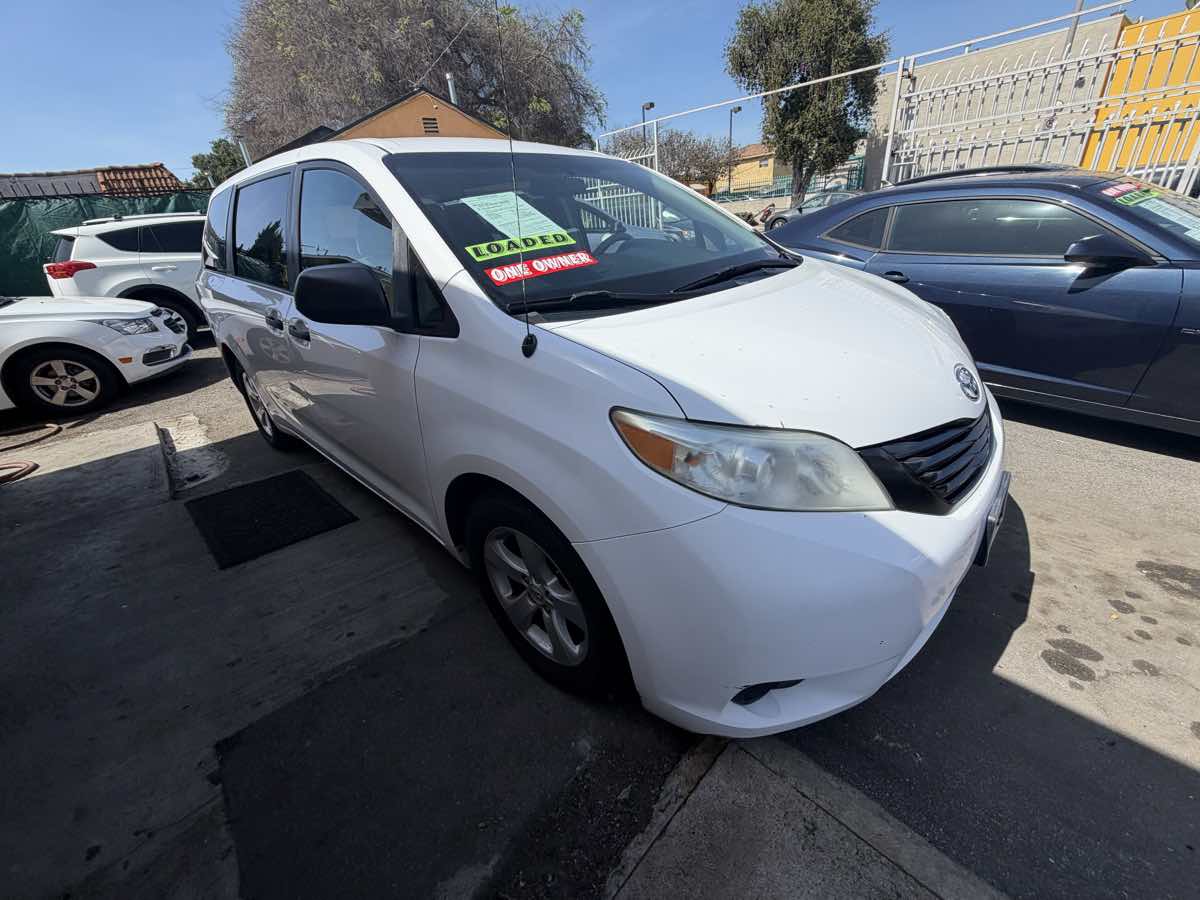 2013 Toyota Sienna L - Photo 10