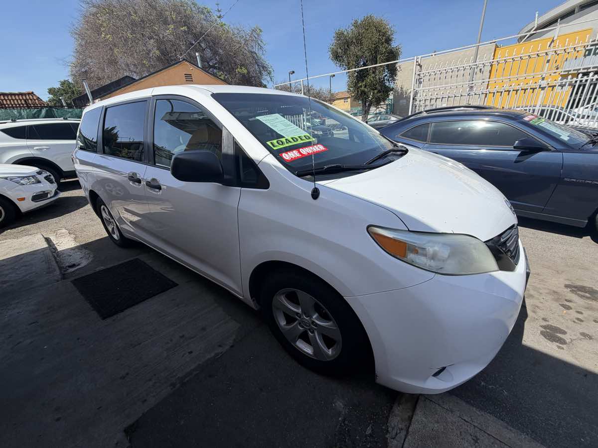 2013 Toyota Sienna L - Photo 11