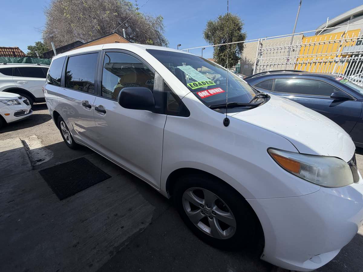 2013 Toyota Sienna L - Photo 12