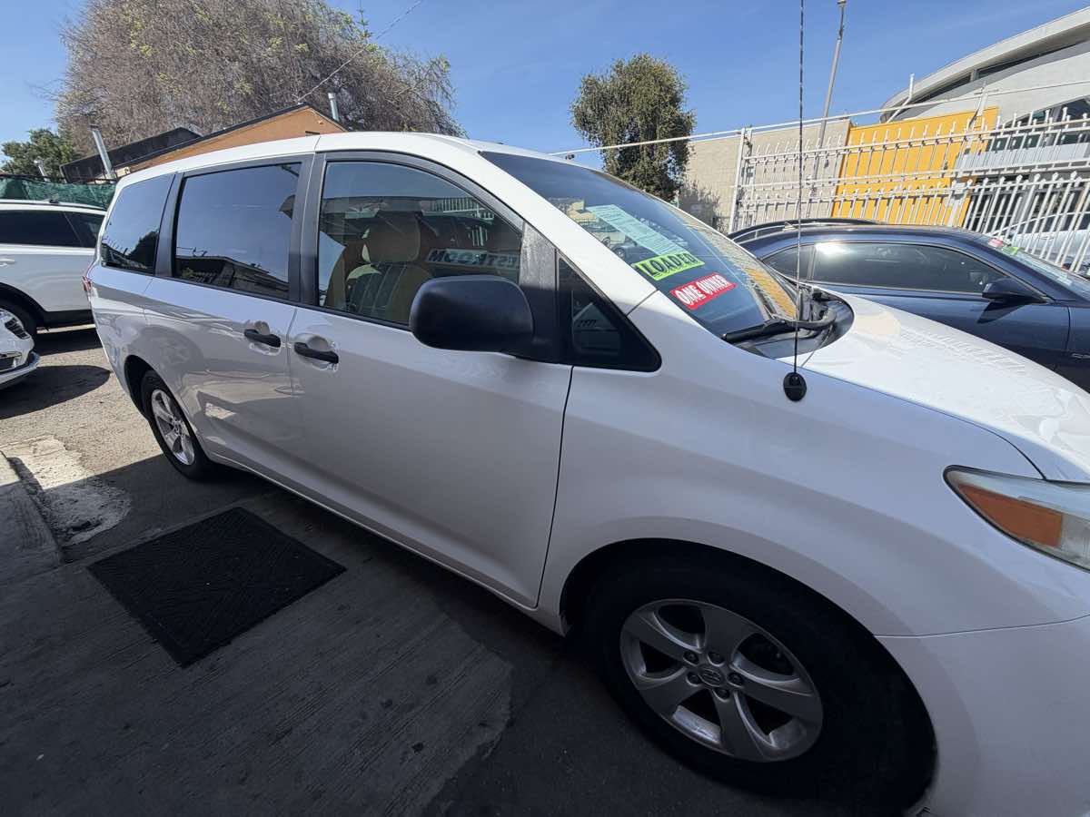 2013 Toyota Sienna L - Photo 13
