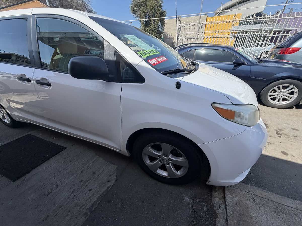 2013 Toyota Sienna L - Photo 16