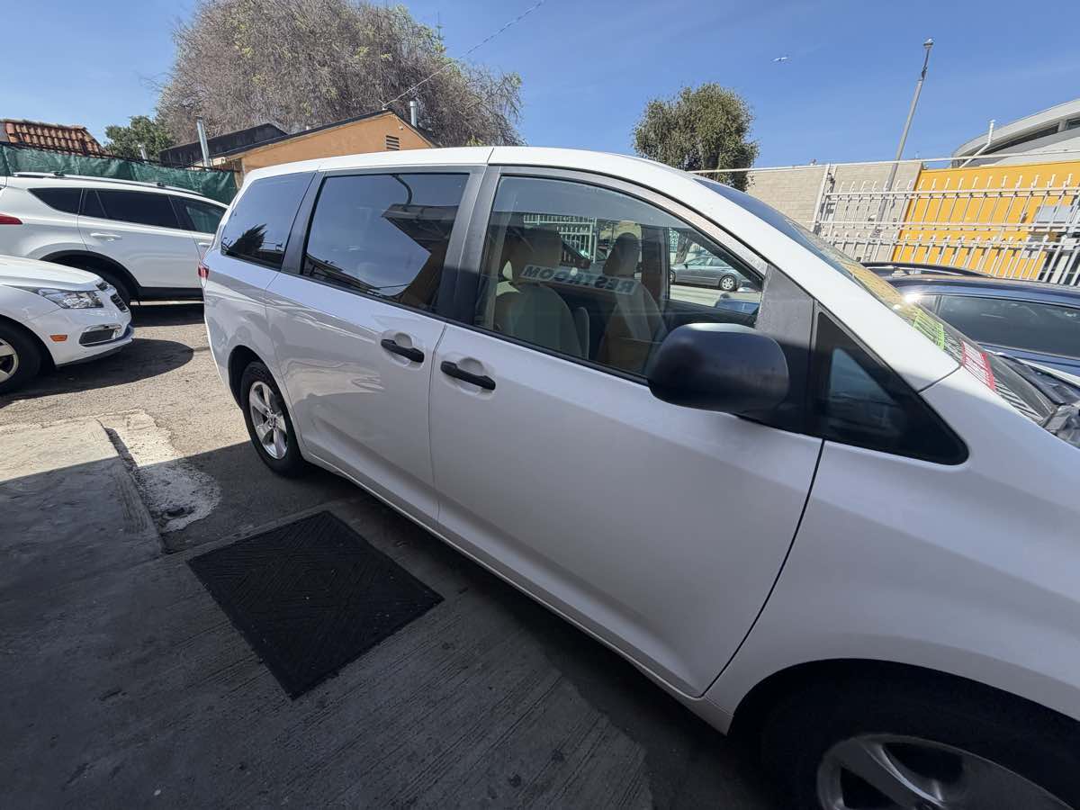 2013 Toyota Sienna L - Photo 20