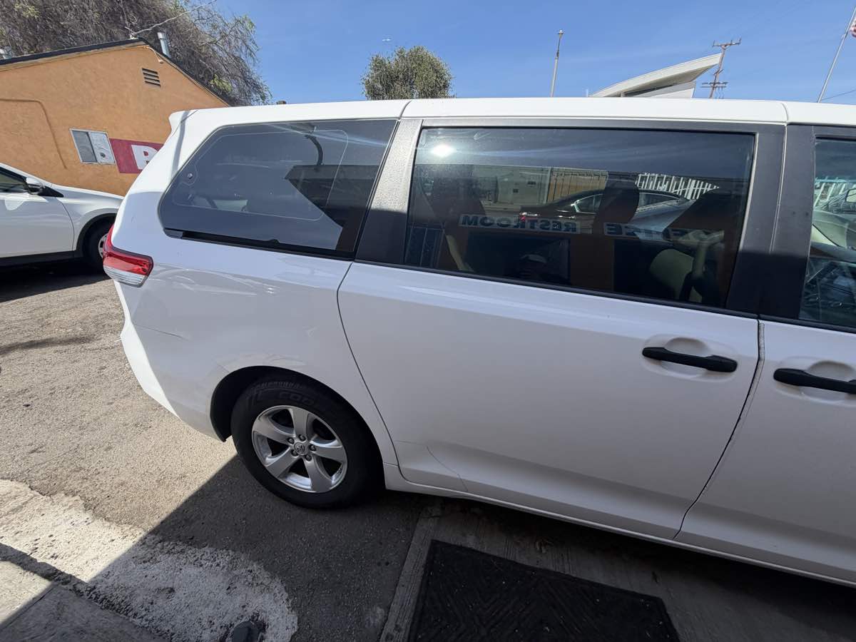 2013 Toyota Sienna L - Photo 25
