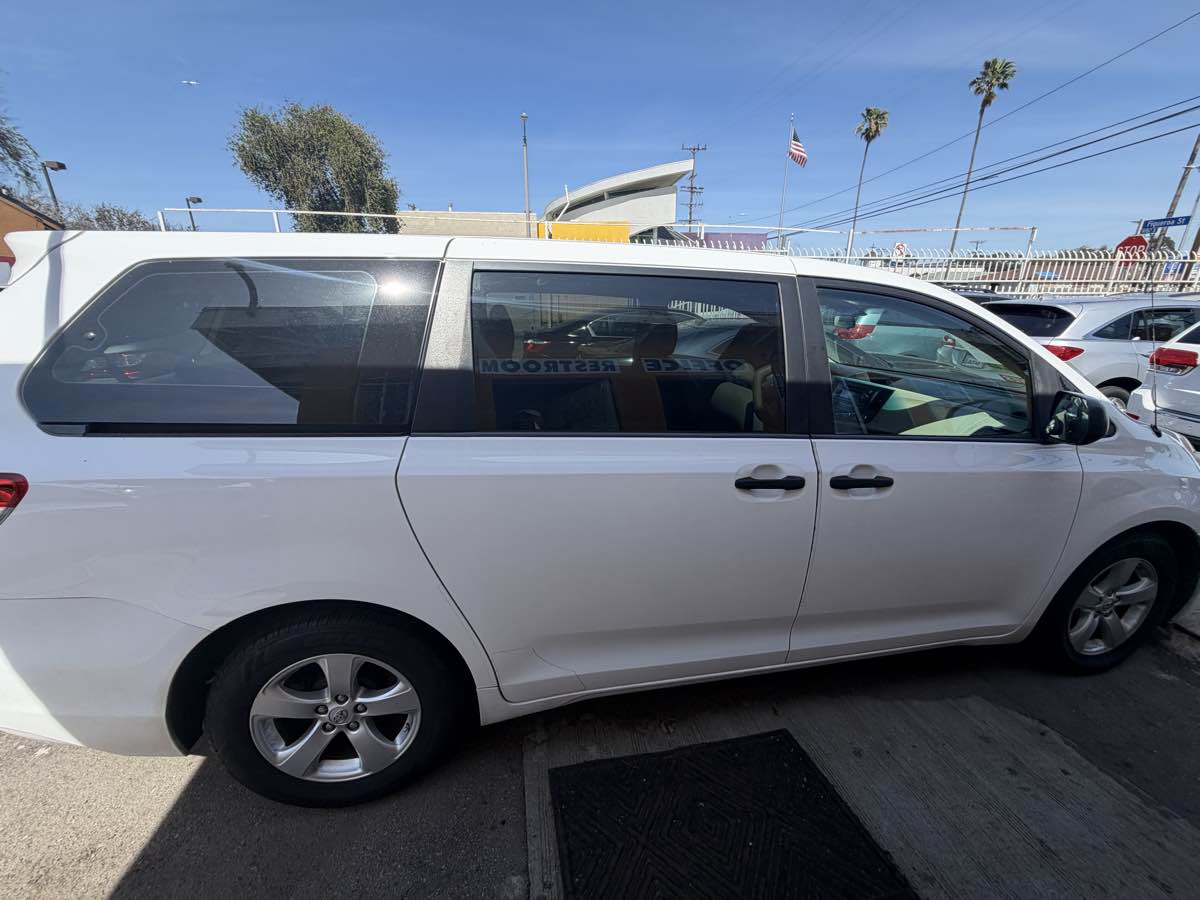2013 Toyota Sienna L - Photo 28