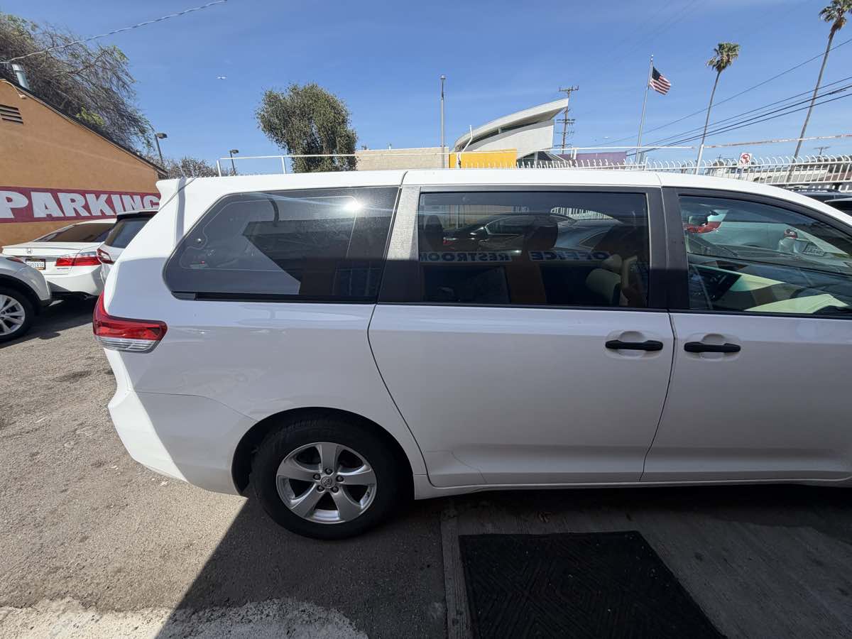 2013 Toyota Sienna L - Photo 29
