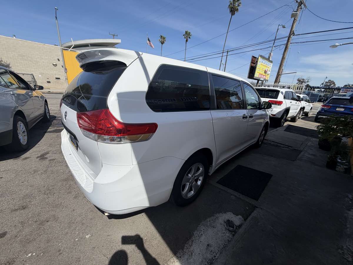 2013 Toyota Sienna L - Photo 31