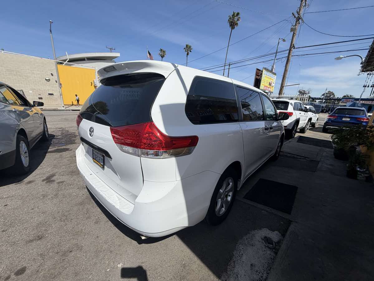 2013 Toyota Sienna L - Photo 32