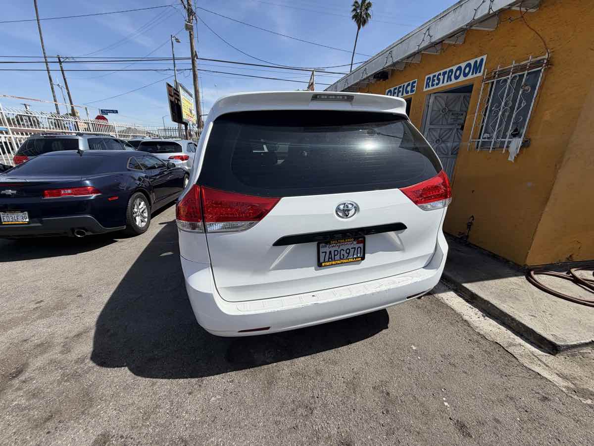 2013 Toyota Sienna L - Photo 38