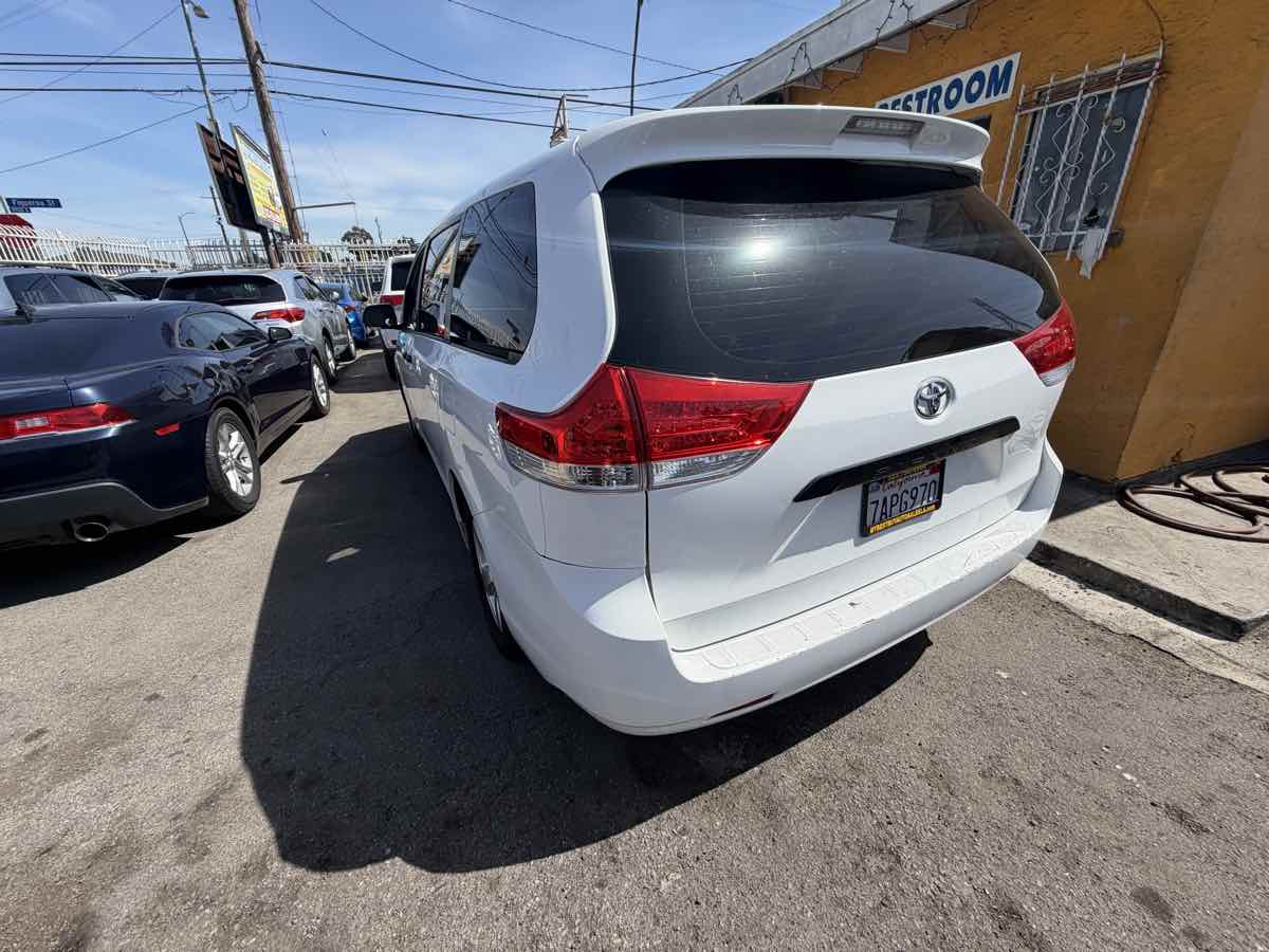 2013 Toyota Sienna L - Photo 40