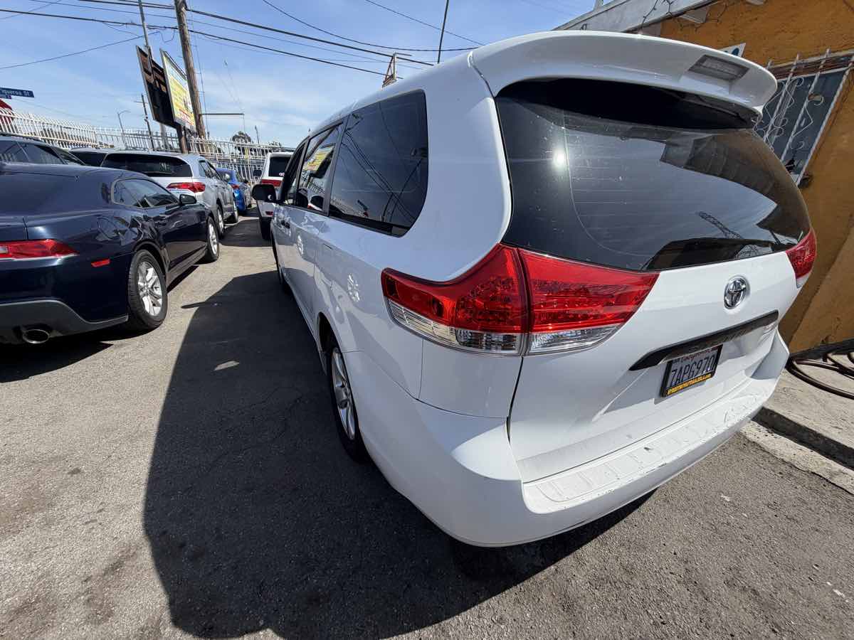 2013 Toyota Sienna L - Photo 41