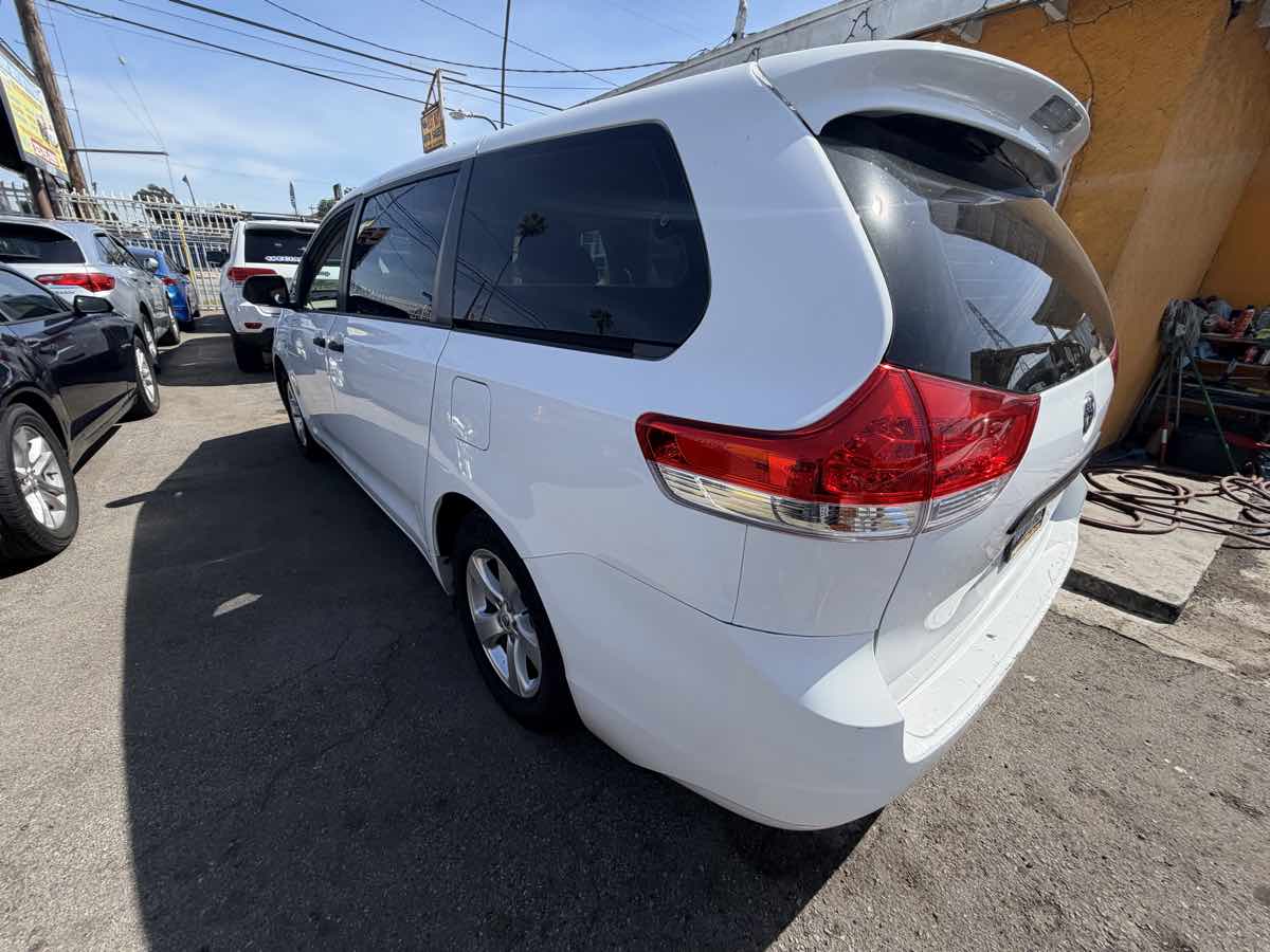 2013 Toyota Sienna L - Photo 42