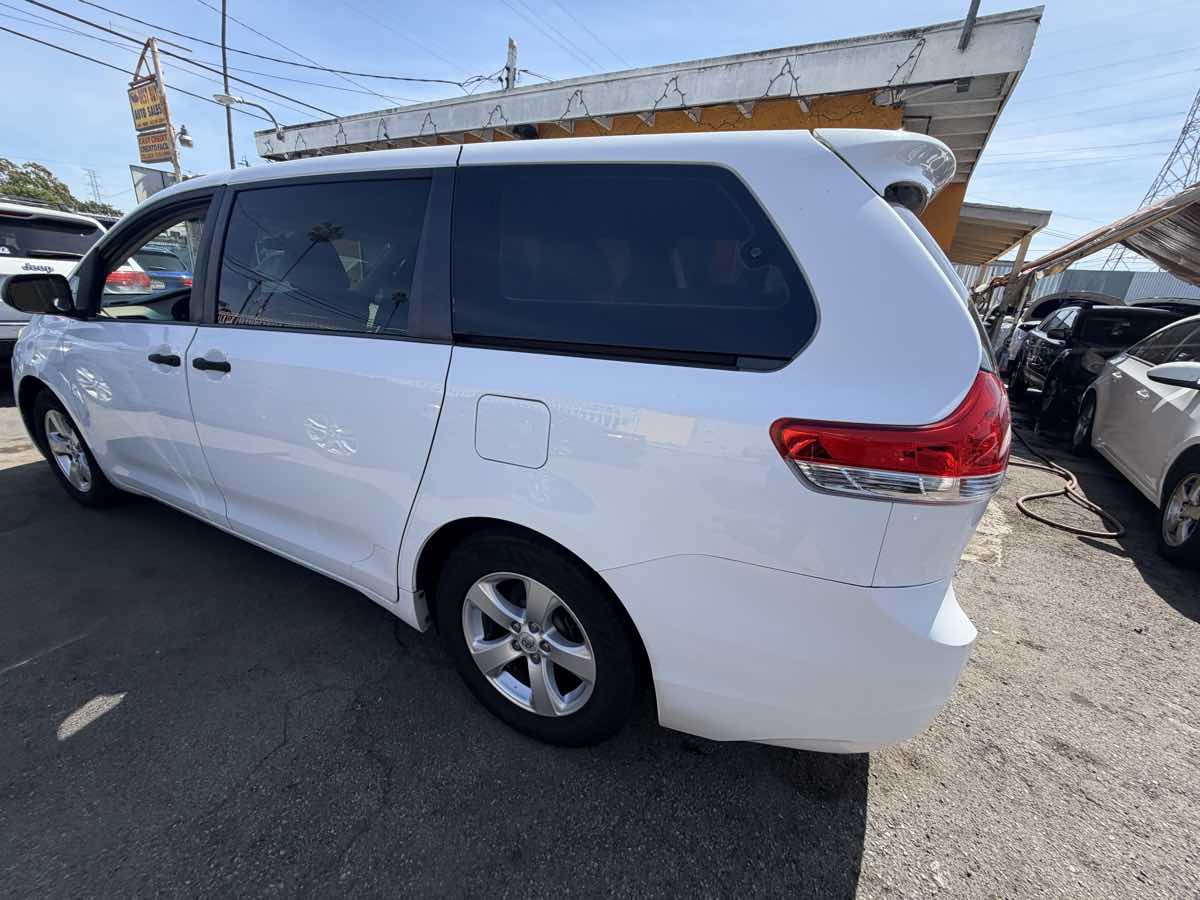 2013 Toyota Sienna L - Photo 44
