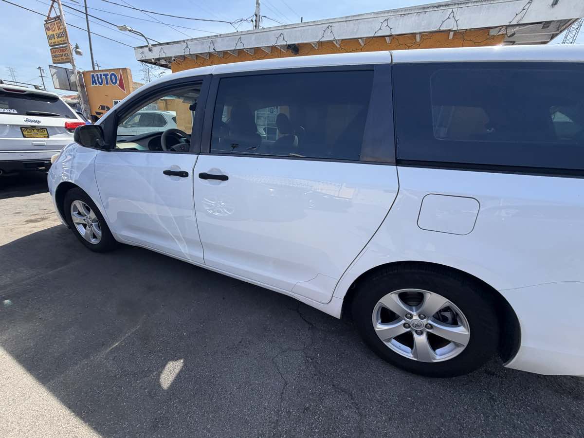 2013 Toyota Sienna L - Photo 47