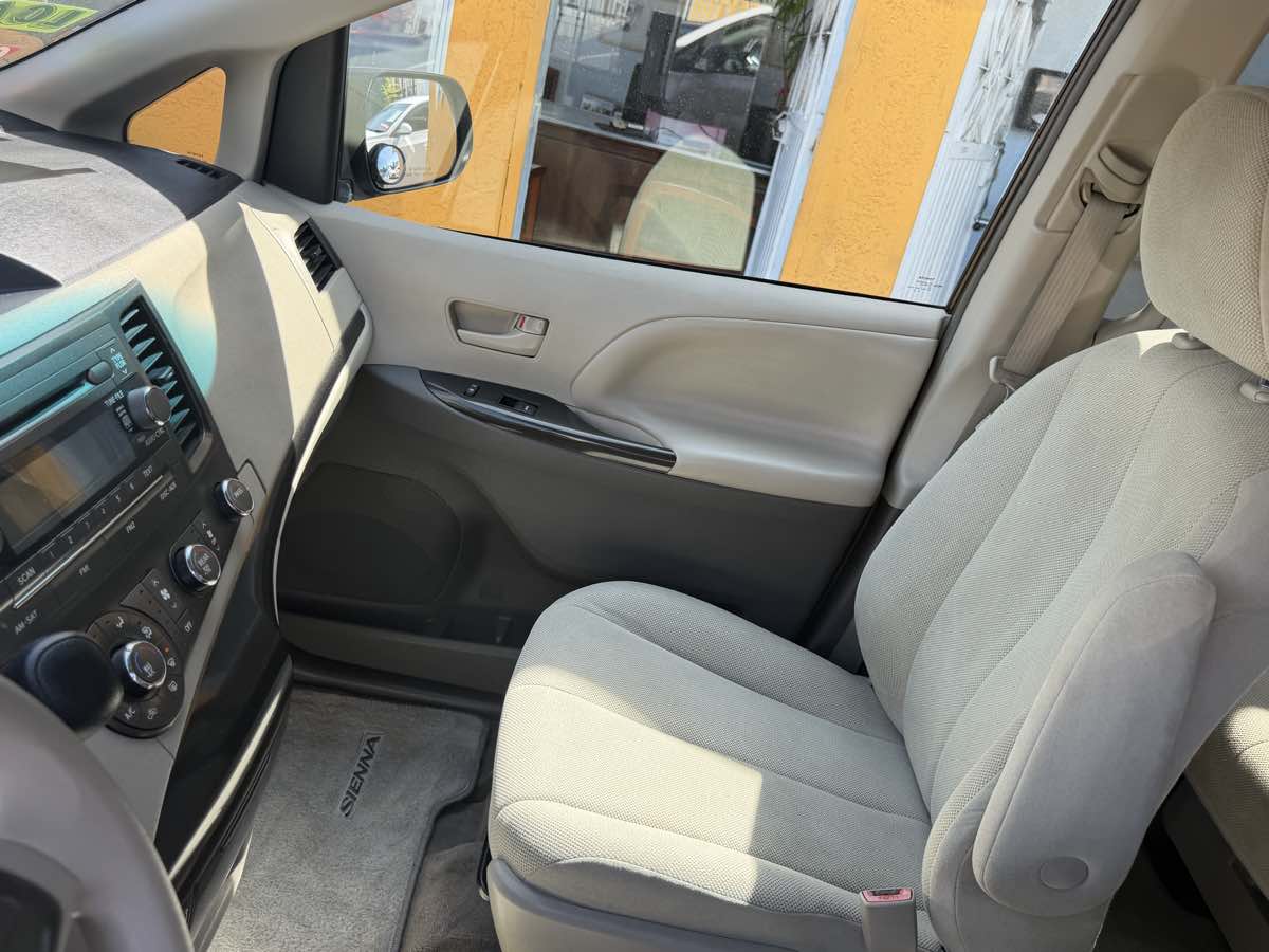 2013 Toyota Sienna L - Photo 60