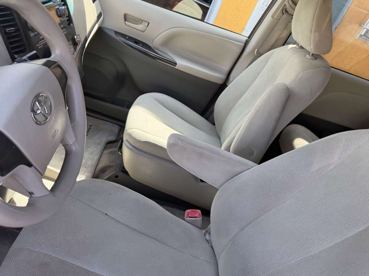 2013 Toyota Sienna L - Photo 63