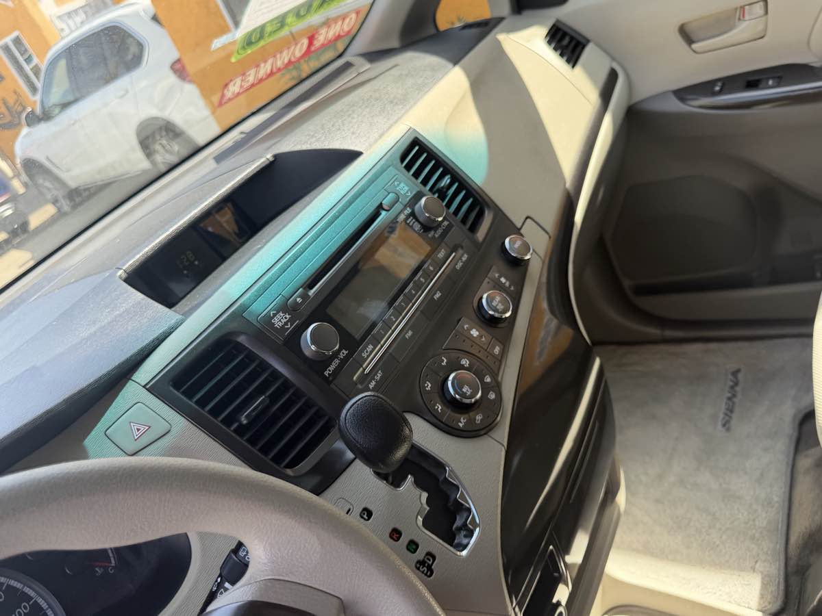 2013 Toyota Sienna L - Photo 71