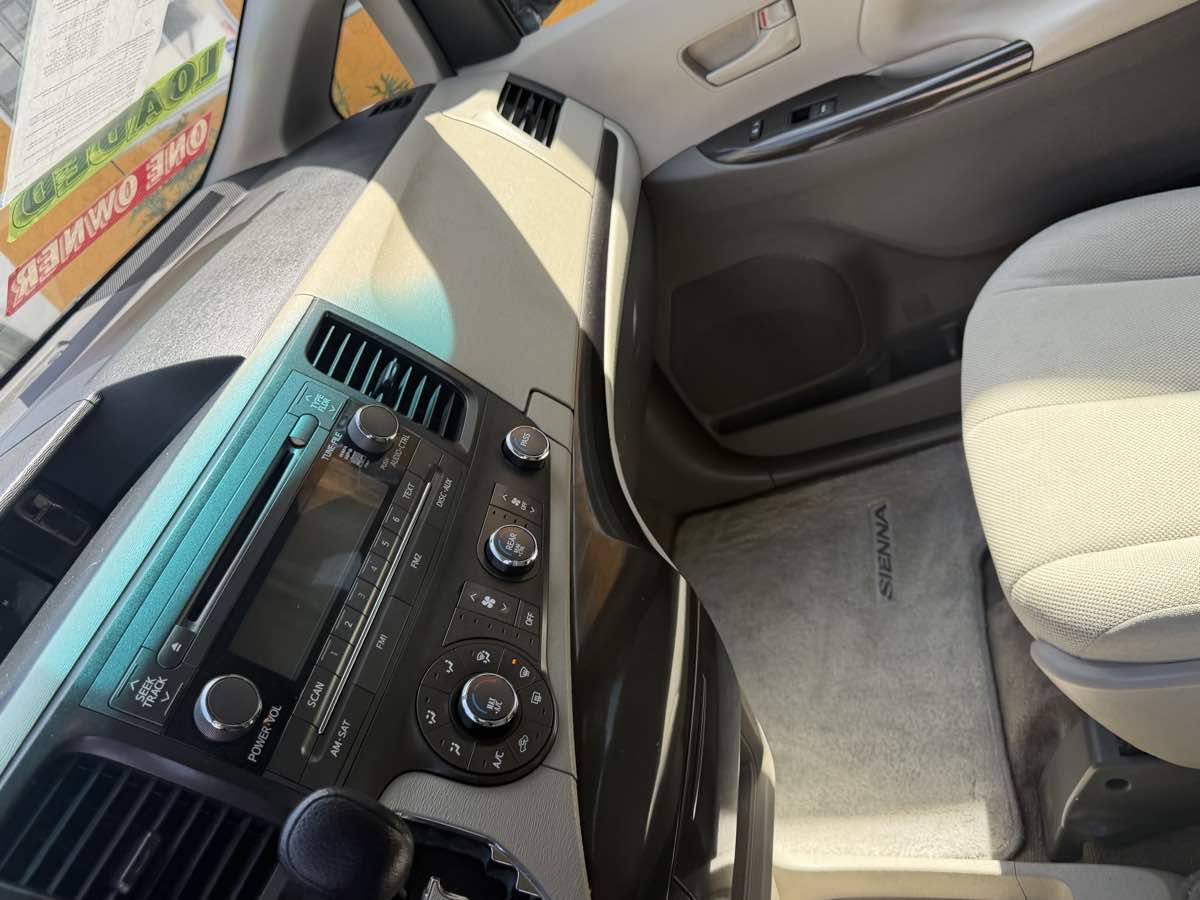 2013 Toyota Sienna L - Photo 73
