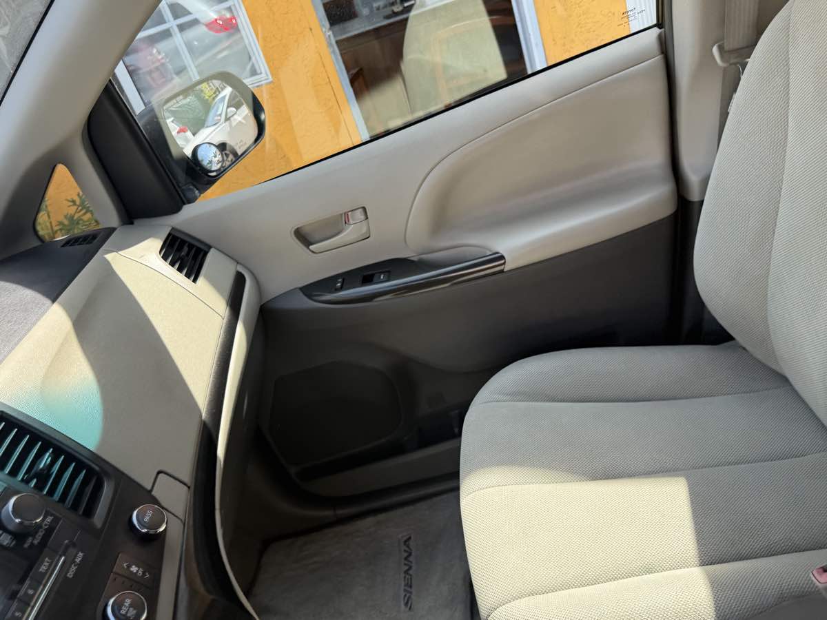 2013 Toyota Sienna L - Photo 75
