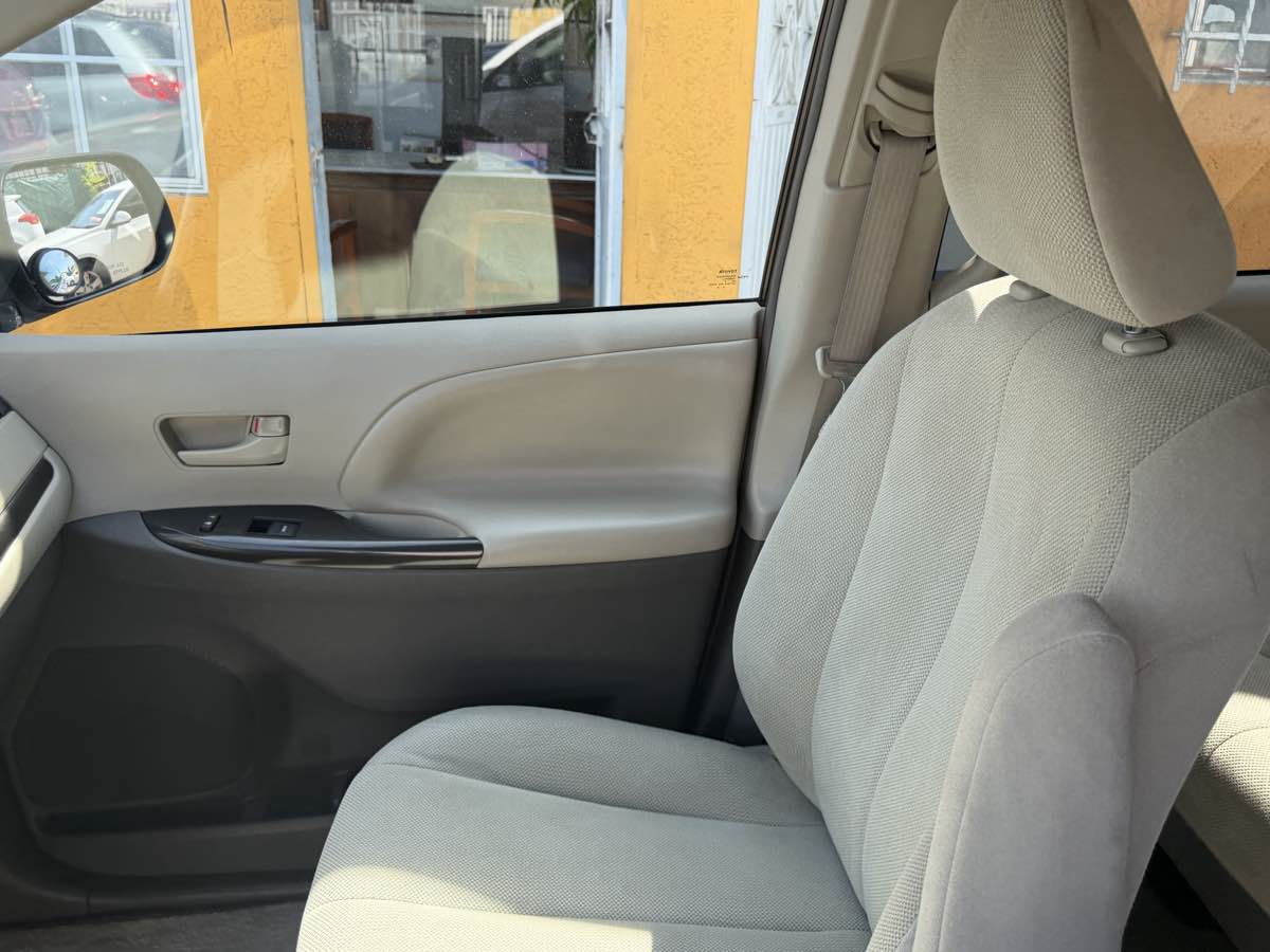 2013 Toyota Sienna L - Photo 76