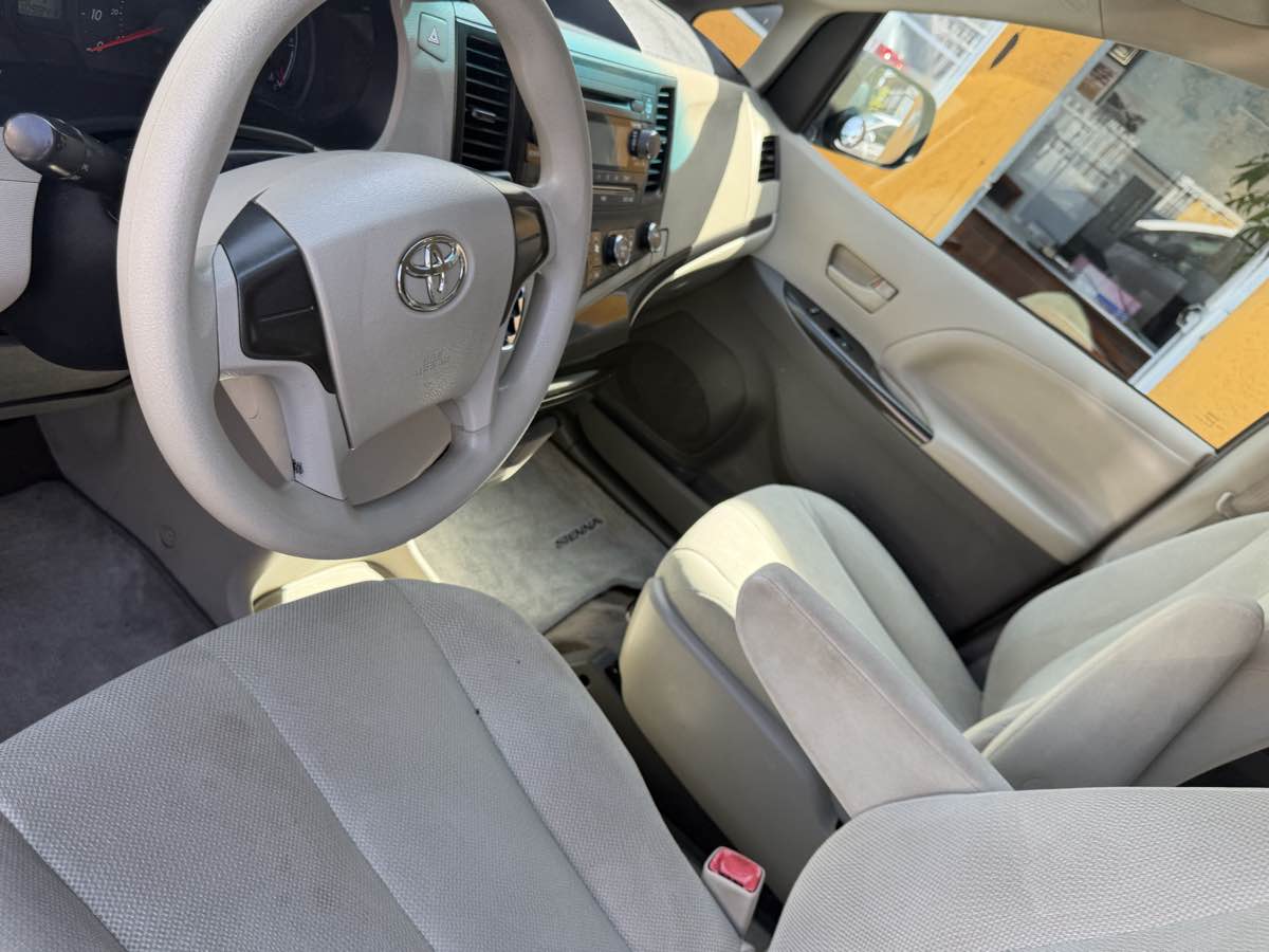 2013 Toyota Sienna L - Photo 82