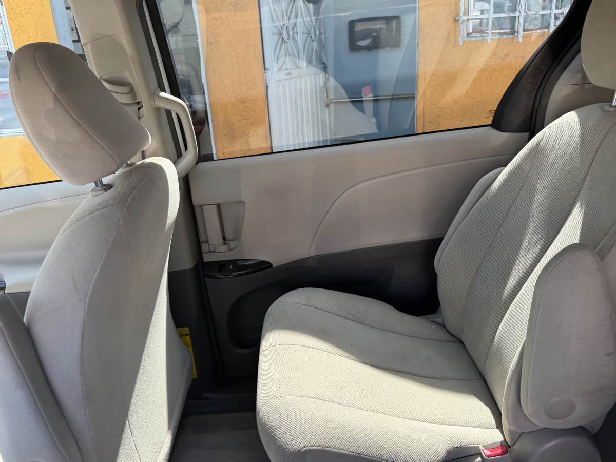 2013 Toyota Sienna L - Photo 84