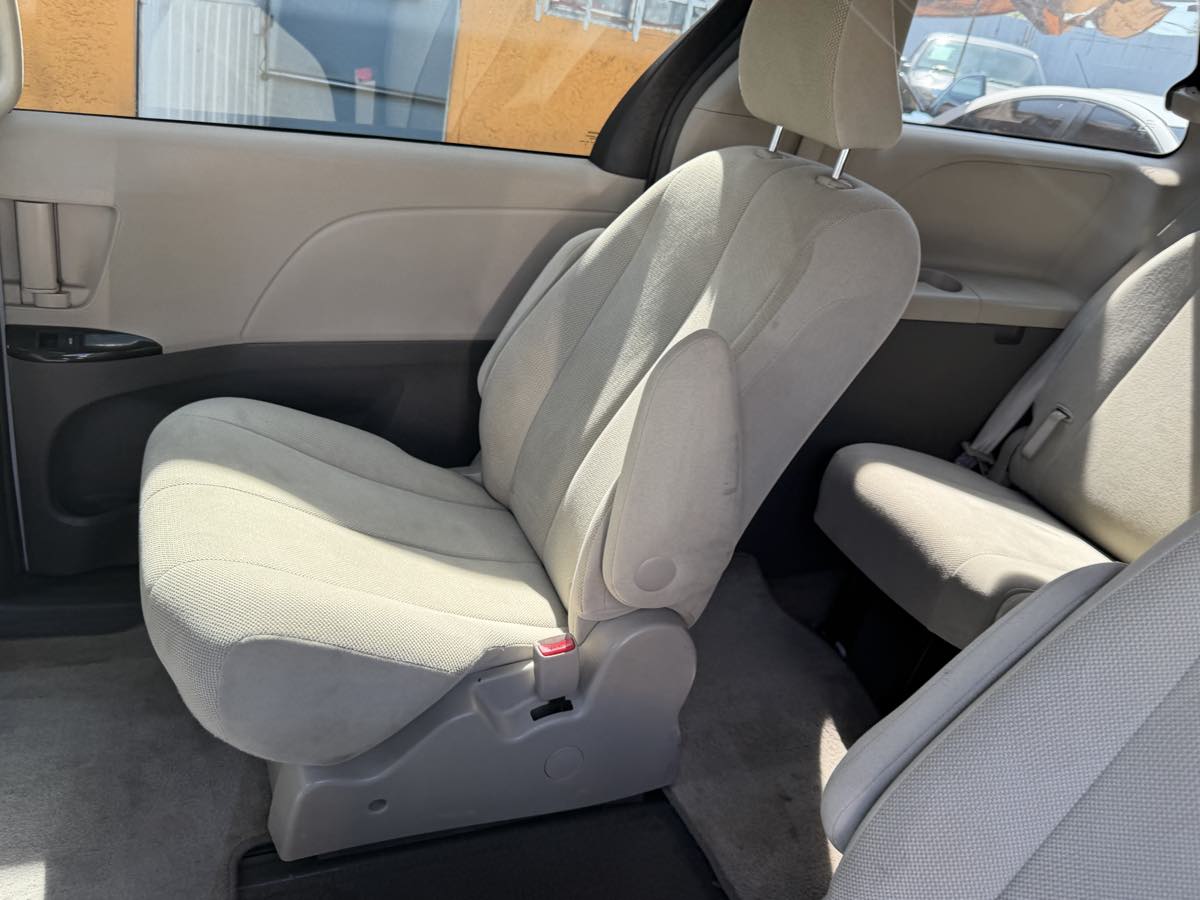 2013 Toyota Sienna L - Photo 89