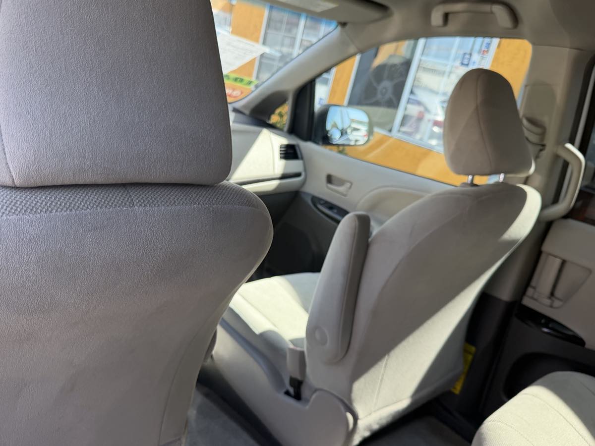 2013 Toyota Sienna L - Photo 92