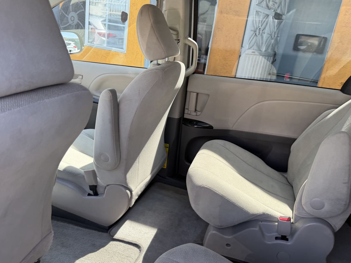 2013 Toyota Sienna L - Photo 96