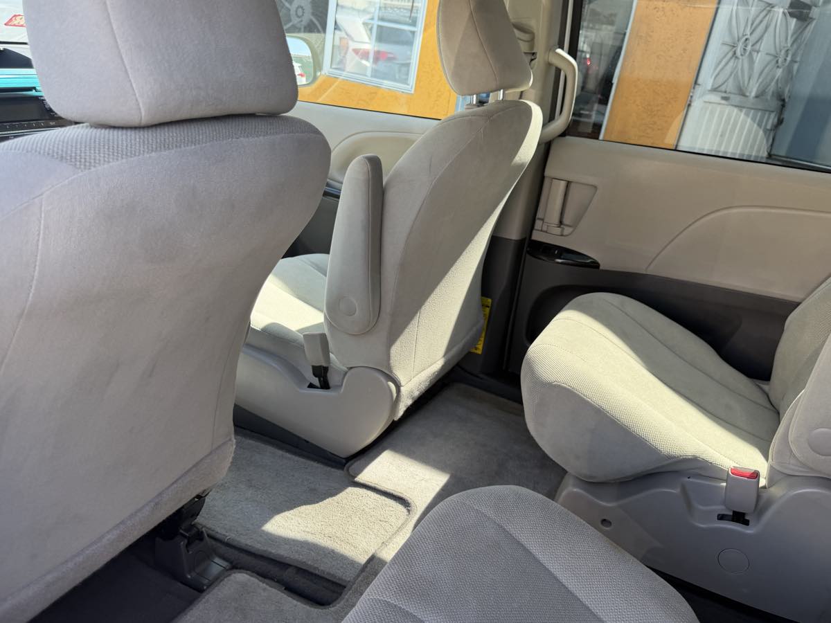 2013 Toyota Sienna L - Photo 101