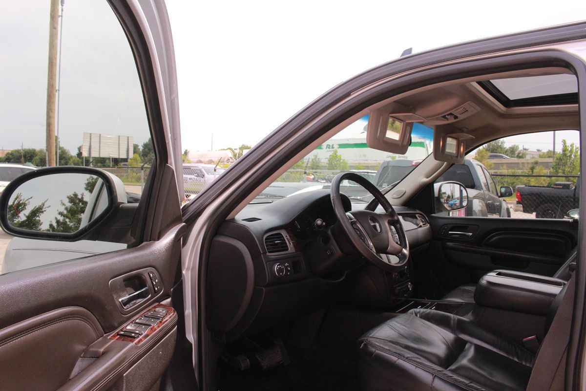 2011 GMC Yukon XL Denali - Photo 11