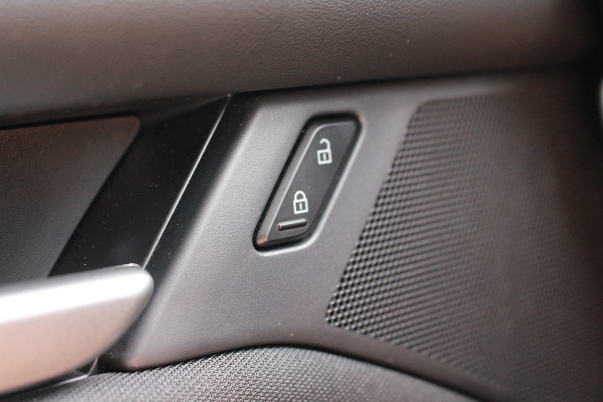 2025 Mazda Mazda3 S - Photo 24