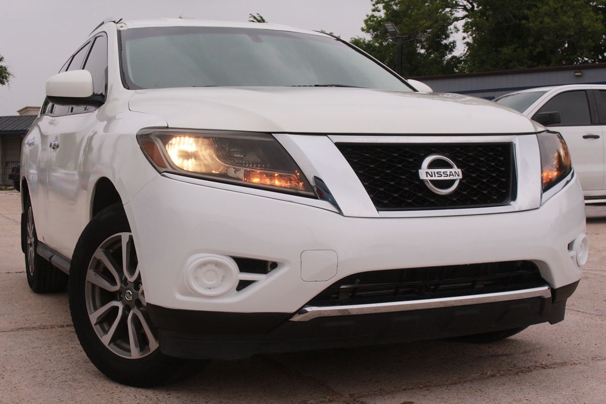 2013 Nissan Pathfinder SV 2WD's photo