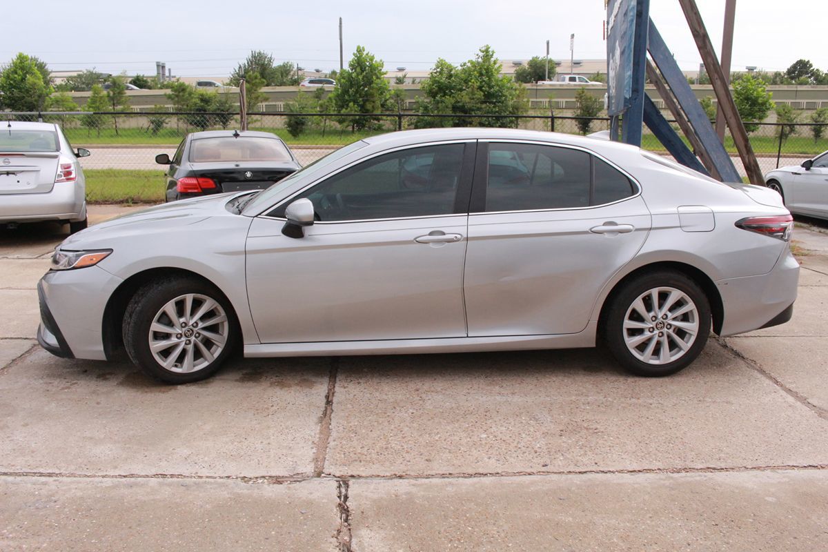 2021 Toyota Camry LE - Photo 9