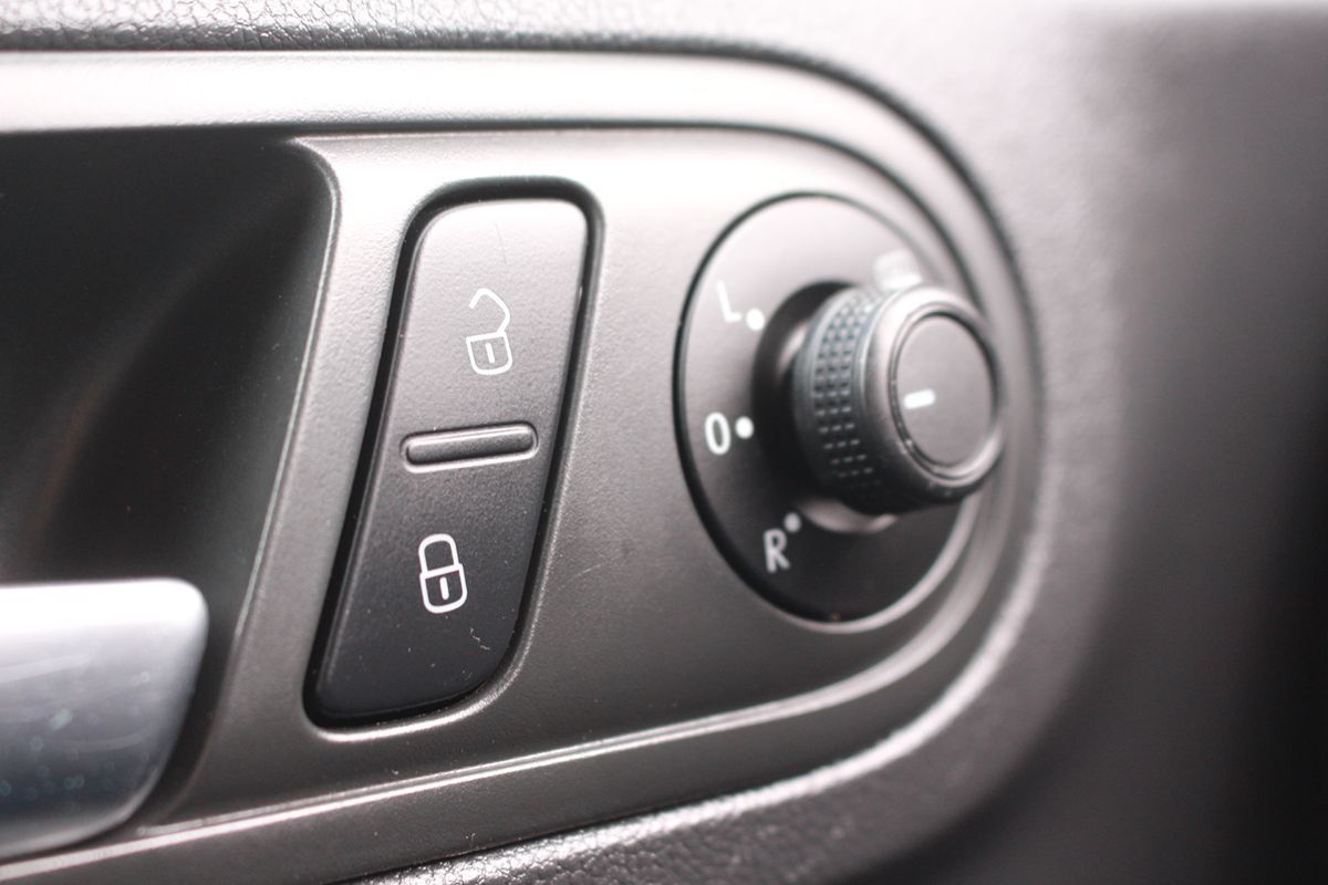 2017 Volkswagen Beetle S - Photo 21