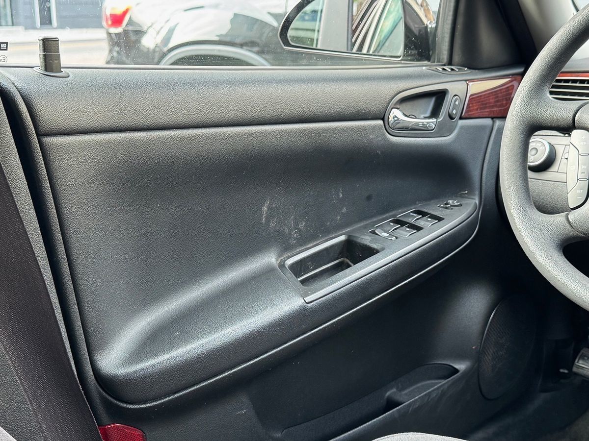 2009 Chevrolet Impala photo 26