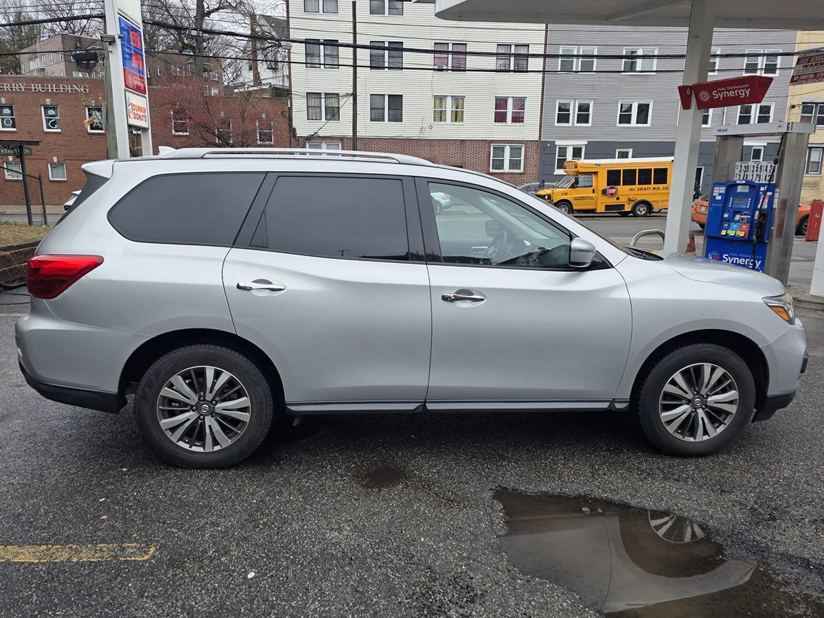 2019 Nissan Pathfinder SV photo 5