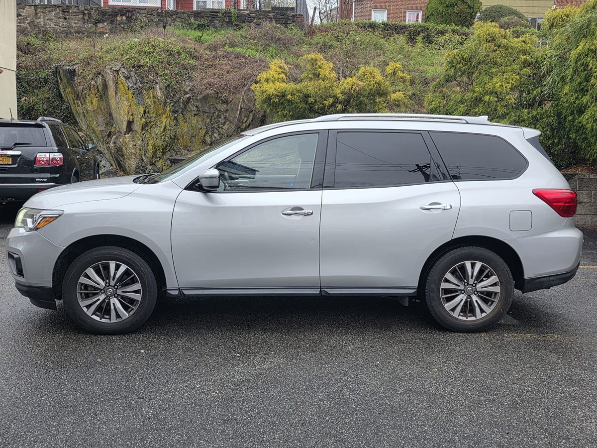 2019 Nissan Pathfinder SV photo 2