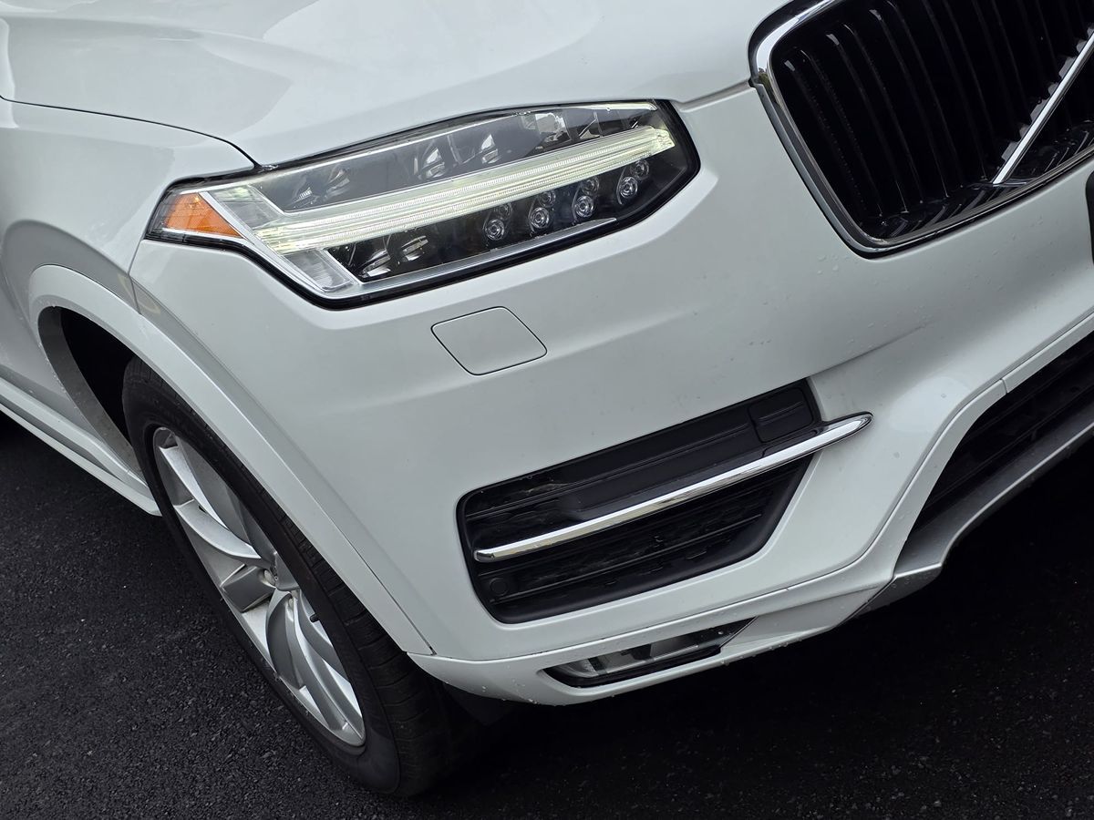 2016 Volvo XC90 T6 Momentum photo 9