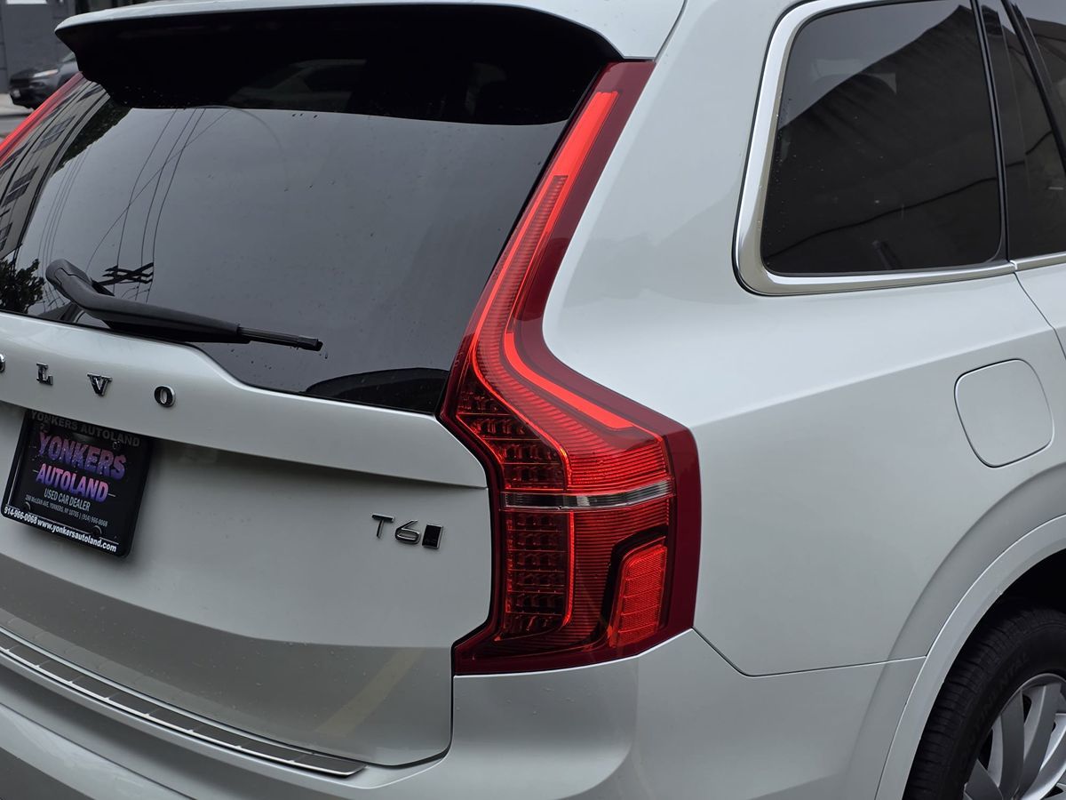 2016 Volvo XC90 T6 Momentum photo 10