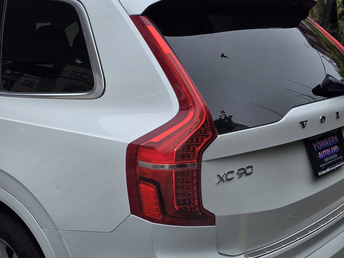 2016 Volvo XC90 T6 Momentum photo 11