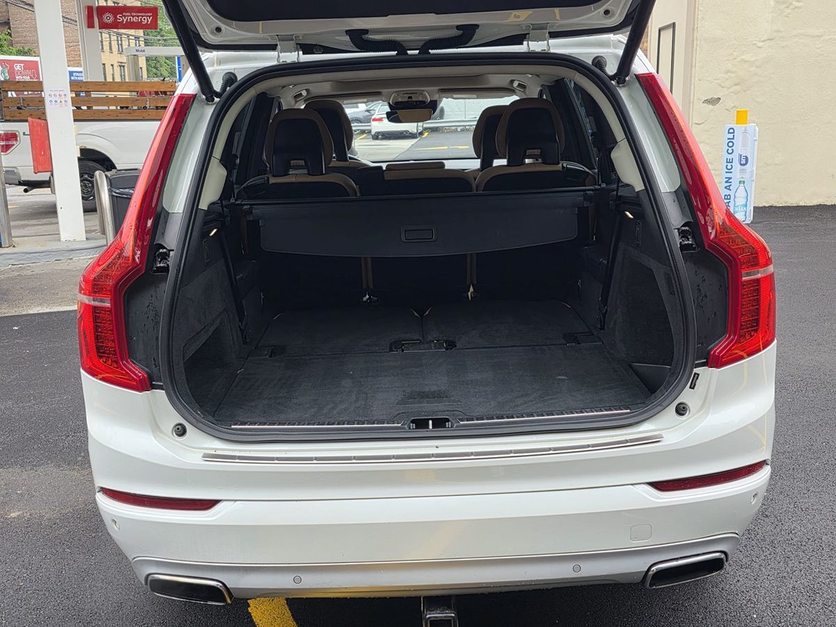 2016 Volvo XC90 T6 Momentum photo 19